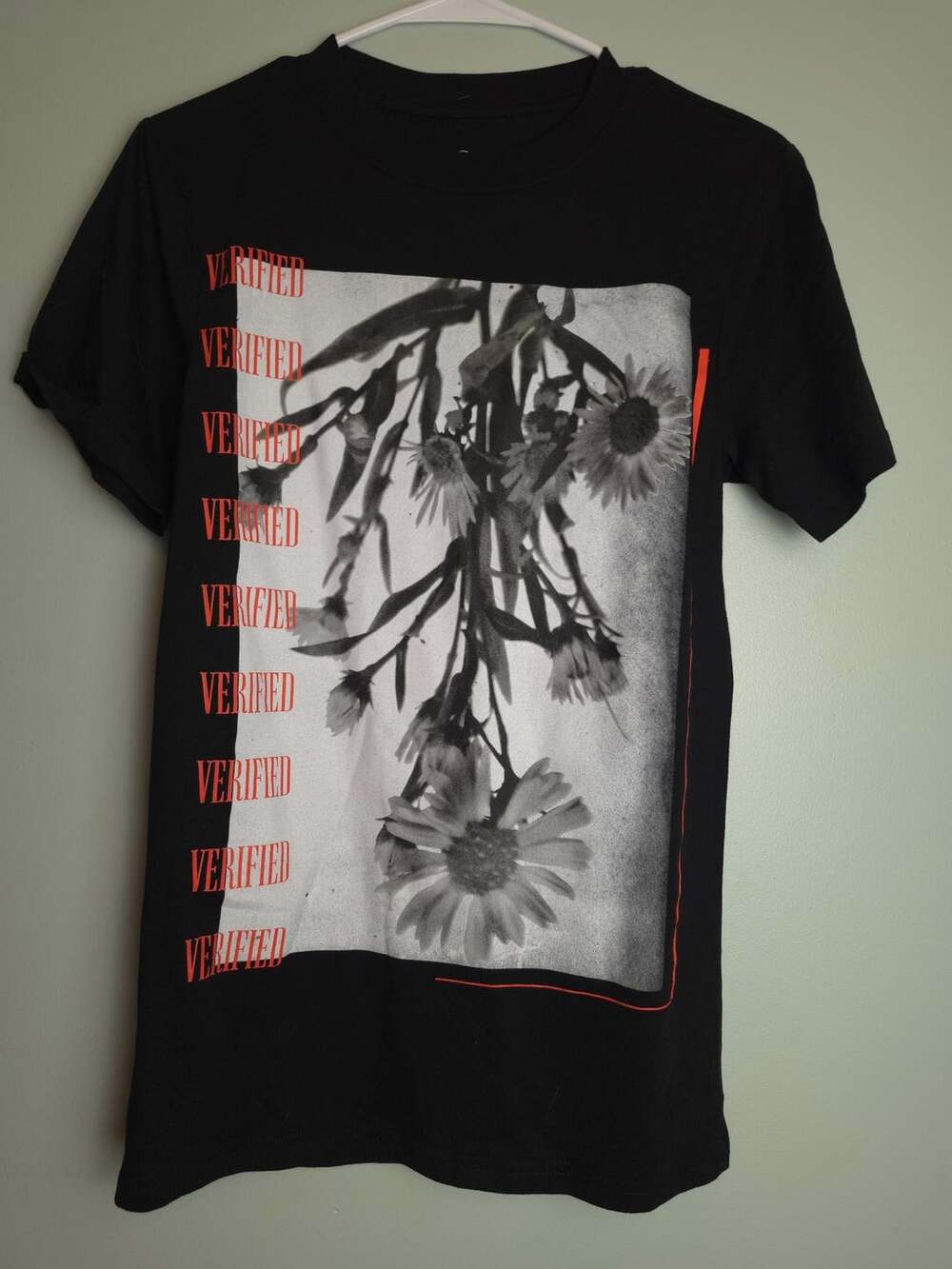 ​Streetwear Graphictee Original Use Floral Graphic and Verified Text XS